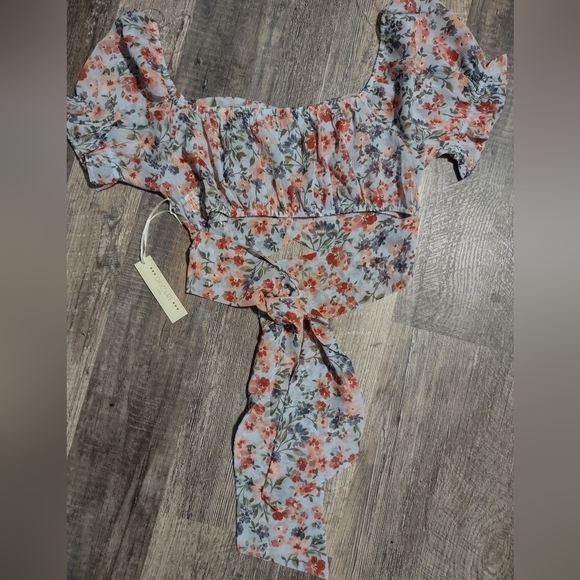 Flower Crop Top with Tie Bow in back size small - Picture 5 of 8